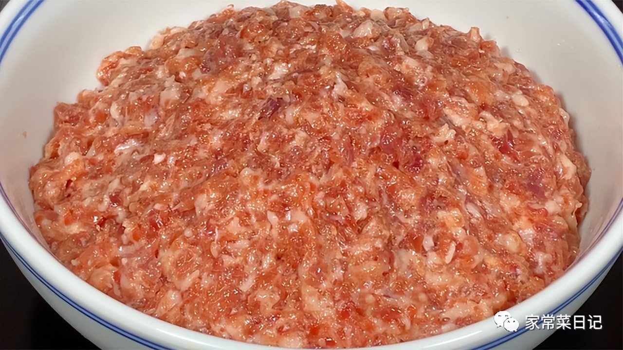 调肉馅时，一定要多加这两种水，馅料不腥，肉质鲜嫩多汁，真香