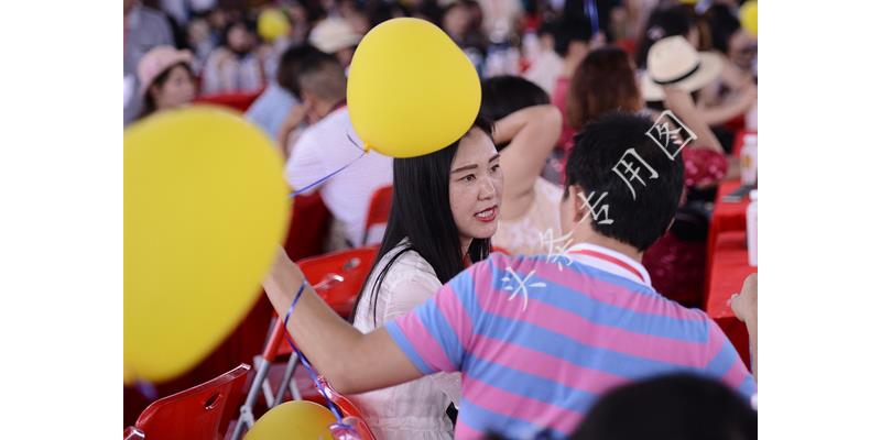 离婚十年，60岁的她拎一包东西上门：东西收下，我照顾你有仨条件