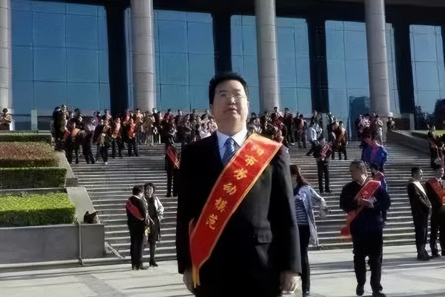 洛阳第三高级中学周位群老师被评为“省中小学德育工作先进个人”