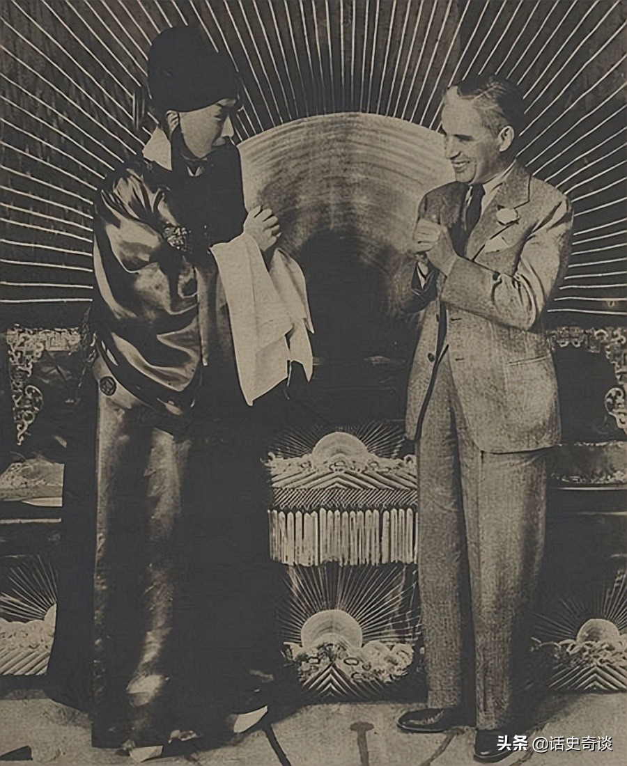 周总理请卓别林吃烤鸭，酒过三巡后，卓别林“提意见”：美中不足