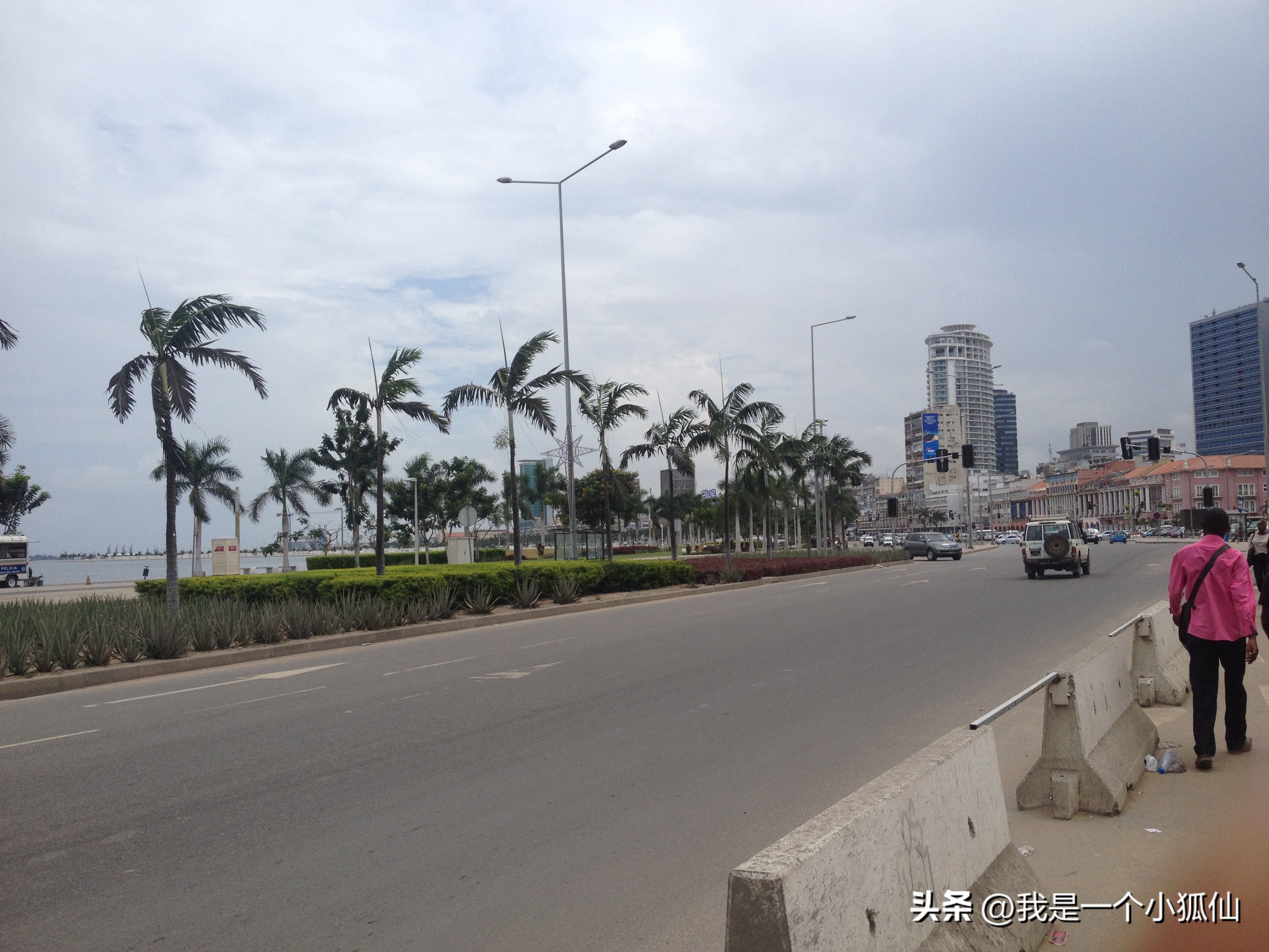 我在非洲安哥拉与黑人女人聊国产车