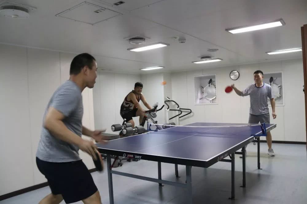 普通海员一月一万多值不值得去,月薪过万的海员在船上一天干什么