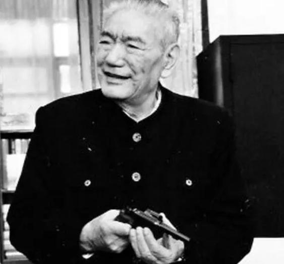 1973年，尤太忠给老政委*小平邓**送烟，*小平邓**拿到烟说了什么？