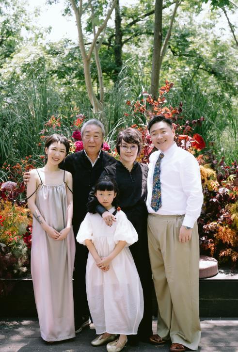 郝劭文携二婚妻子与父母团聚,郝劭文回应老婆二婚帮别人养孩子