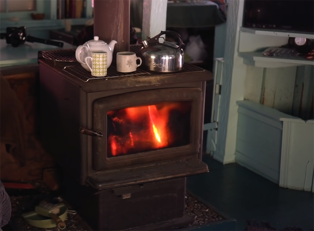 夫妻二人买下海岛过起隐居的生活,夫妻隐居小岛与世隔绝