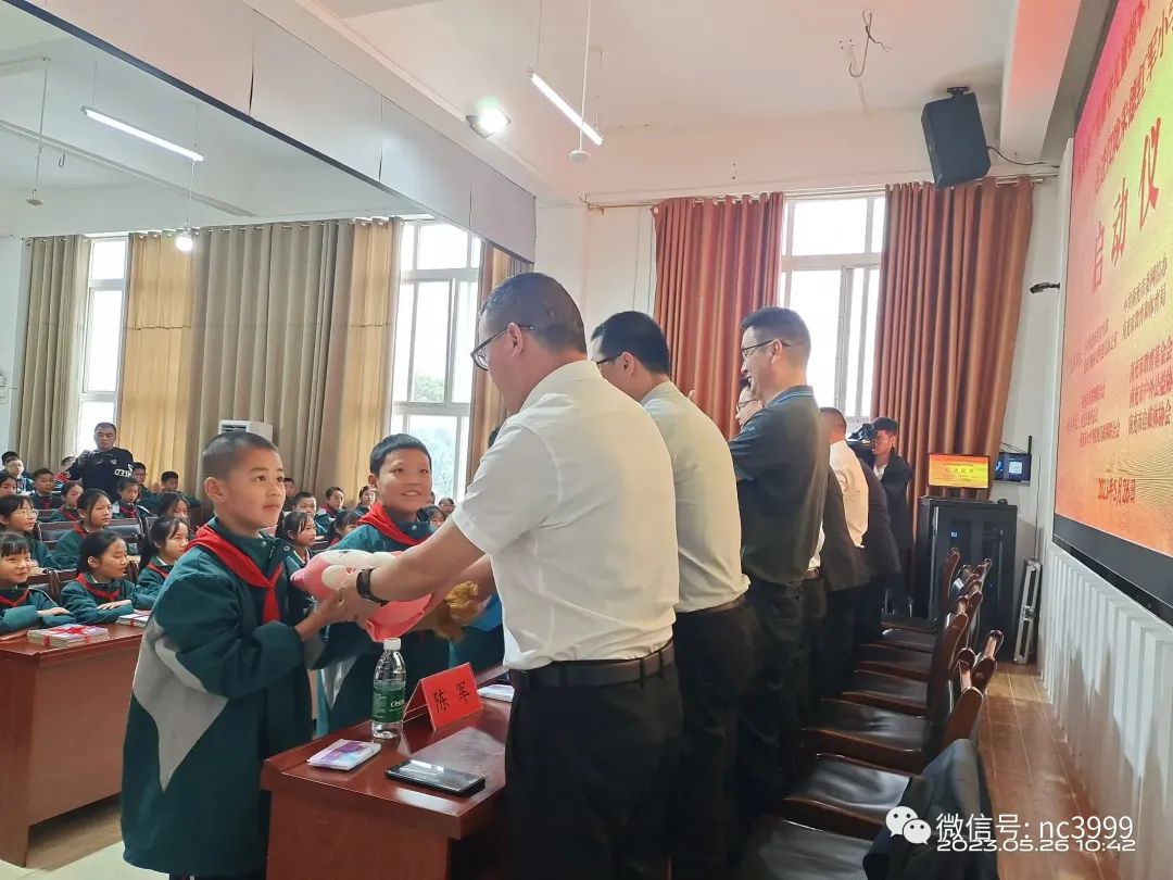 为留守儿童捐赠书籍照片,公益图书捐赠贫困孩子