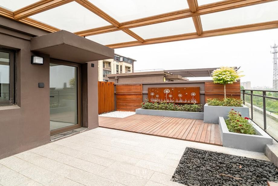 顶楼露台是贴砖好还是塑木地板好,露台花园地板做防腐木还是铺砖好