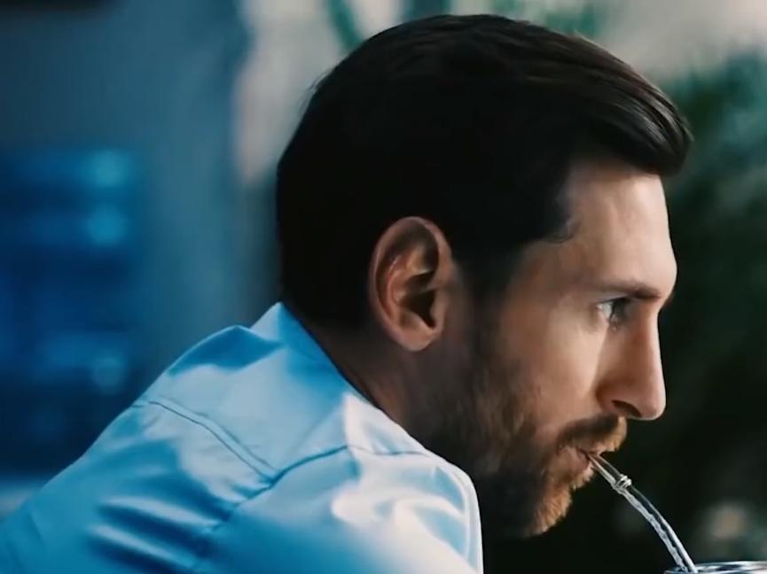 太甜了梅西与妻子在机场深情拥吻,梅西9岁时对她一见钟情