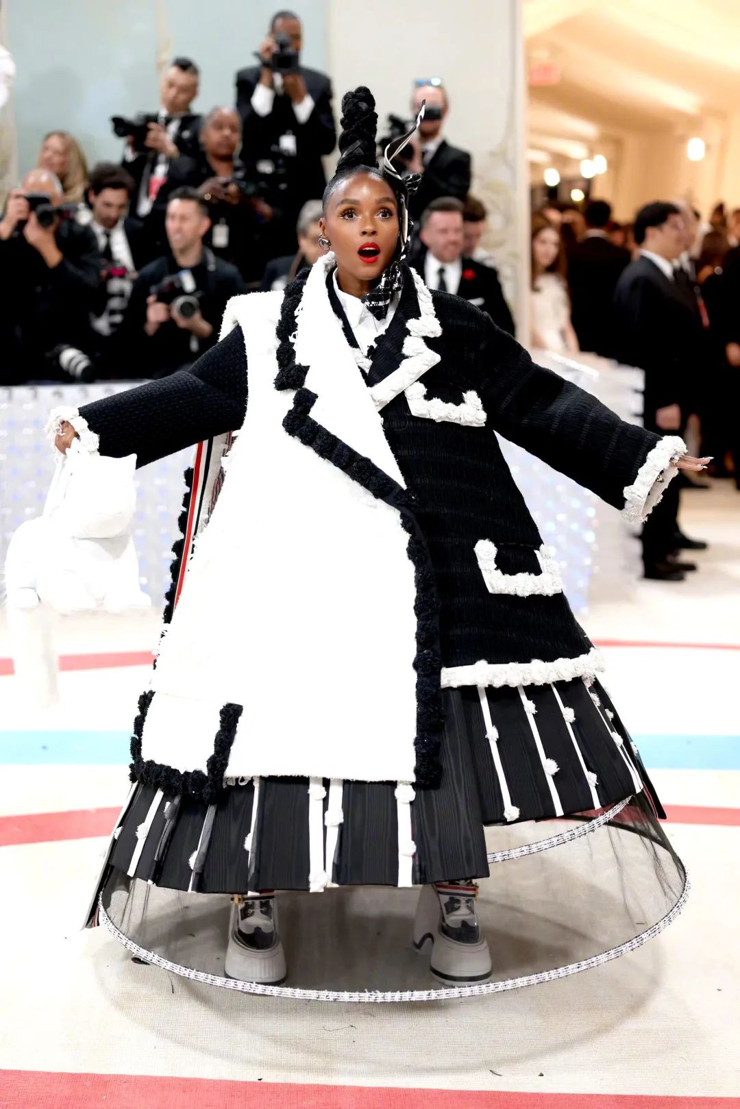 拖把头、海底生化人穿搭，美国这最受瞩目的一夜，如“群魔乱舞”