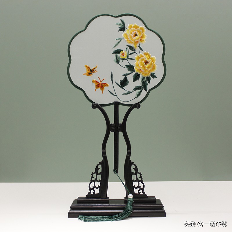 给外国朋友带中国风的礼物比较好,出国适合带的小礼物