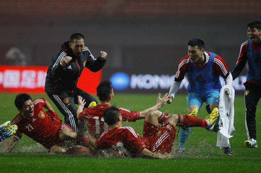 大雨中的足球比赛名场面,大雨足球比赛解说