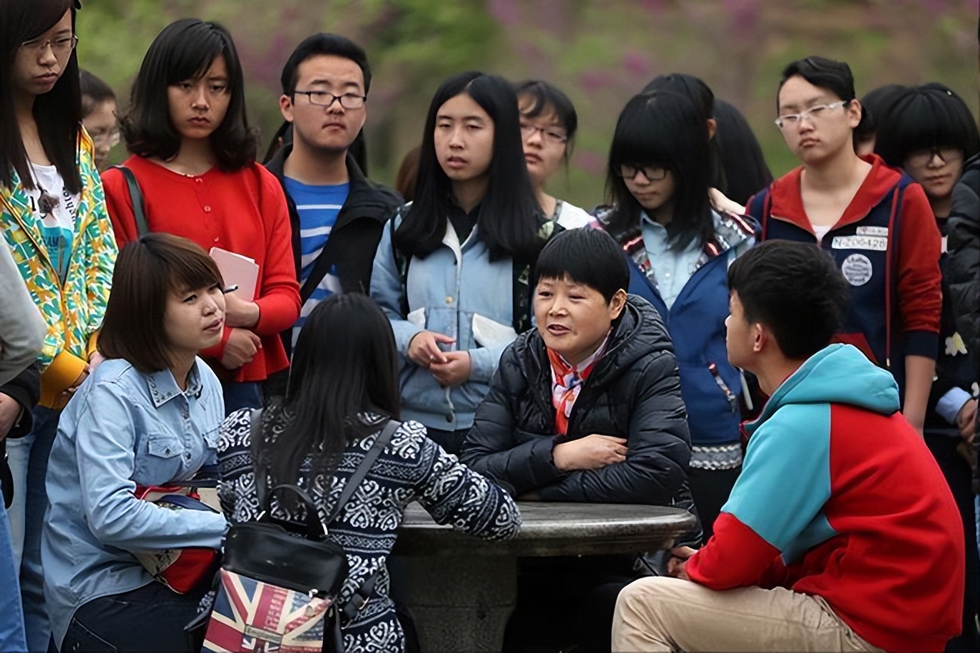 湘潭大学女教授和校门口摆摊的丈夫，女教授：他都是为了我
