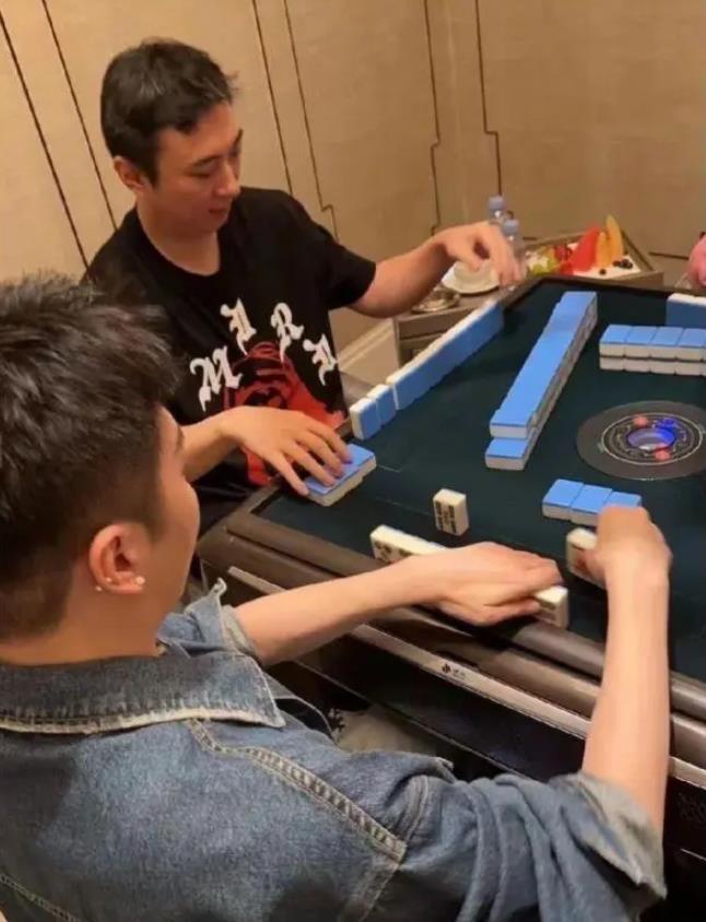 王思聪打麻将图,王思聪扑克牌