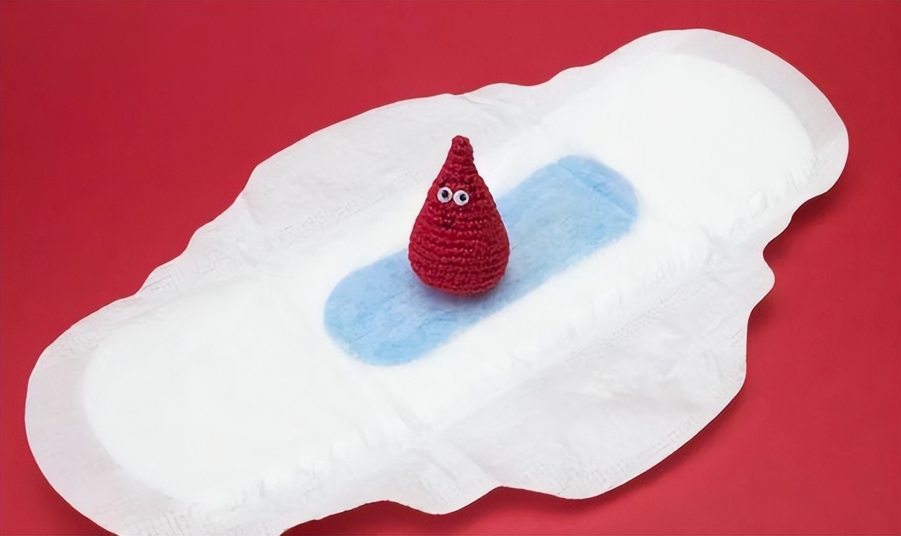 例假一股一股涌出来血块怎么回事,来例假流出一大坨血块