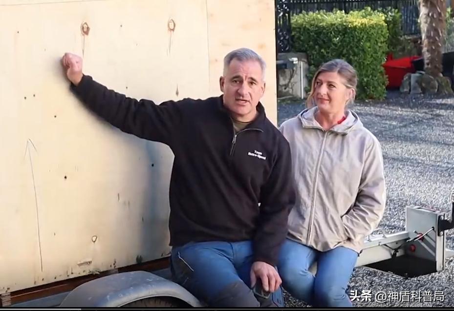 外国大爷买了一辆中国小型挖掘机,外国大爷购买中国迷你挖掘机