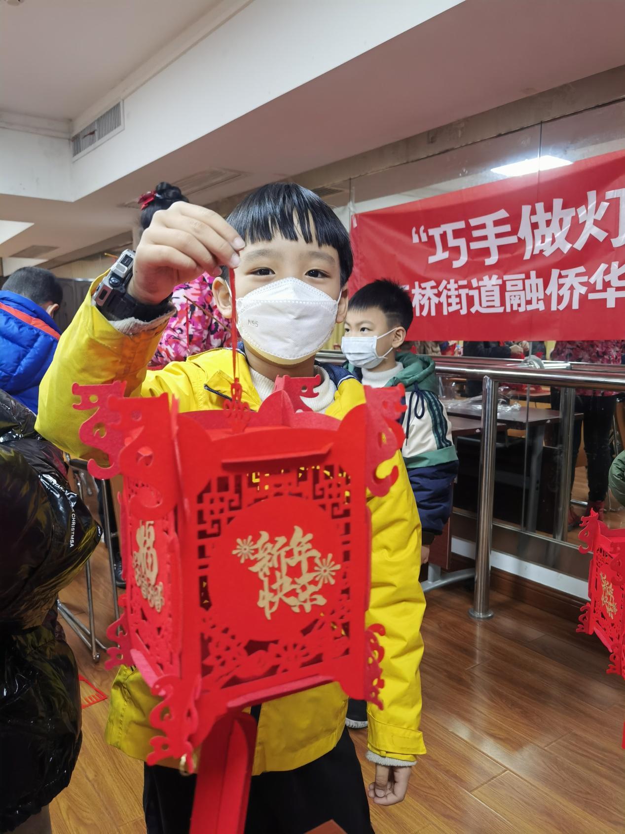 武昌区积玉桥街道融侨华府社区开展“巧手做灯笼,温暖迎新春”手工制作迎新春活动