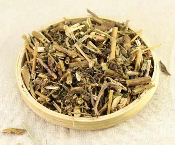 俗称“脚气草”，自带一身的陈败豆酱气，这种药材为何饱受争议？