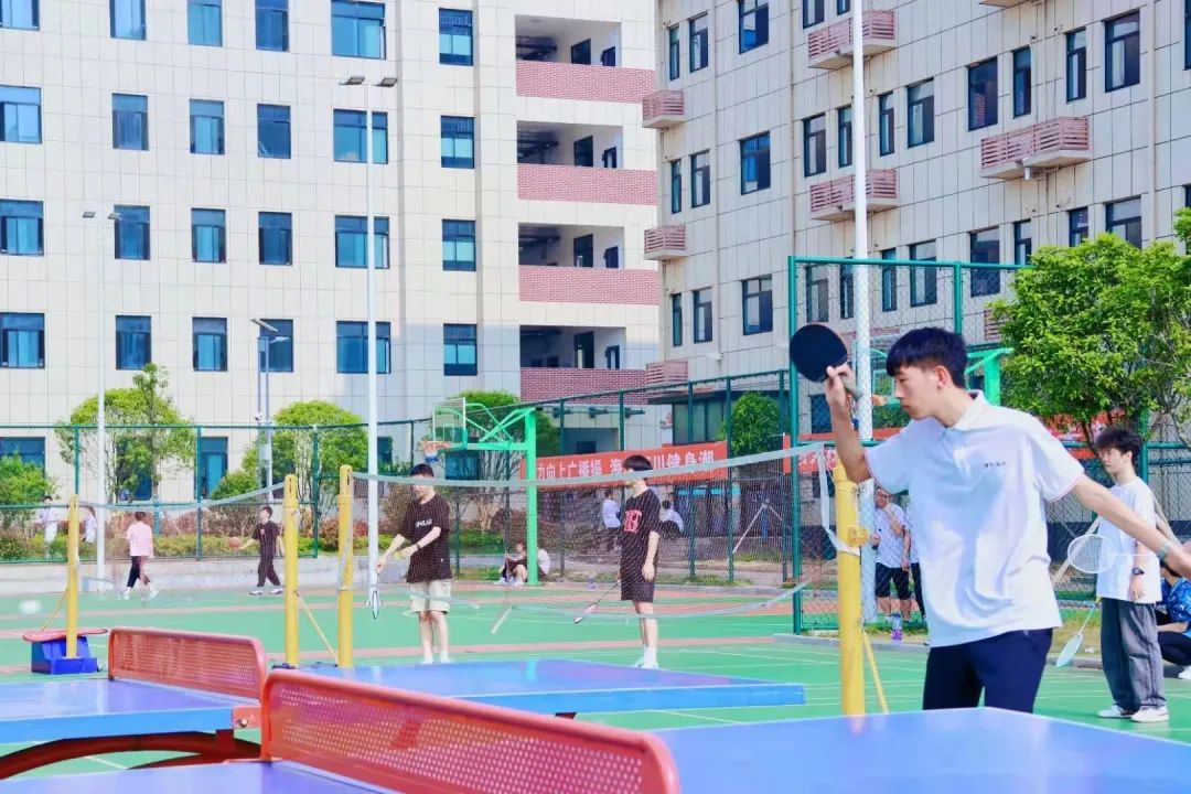 北大青鸟岳阳海纳软件学院女神节,岳阳北大青鸟海纳实训52班