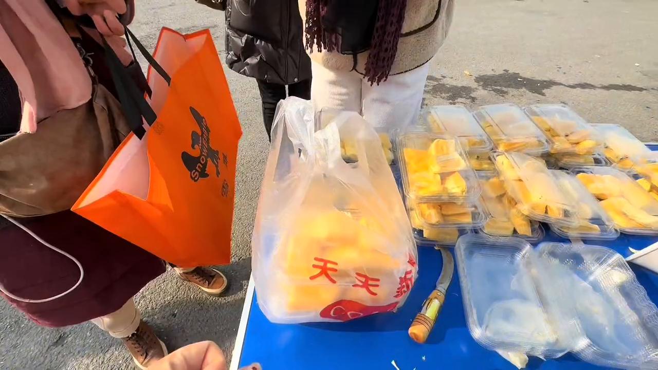 摆地摊卖菠萝蜜,00后宝妈摆摊视频