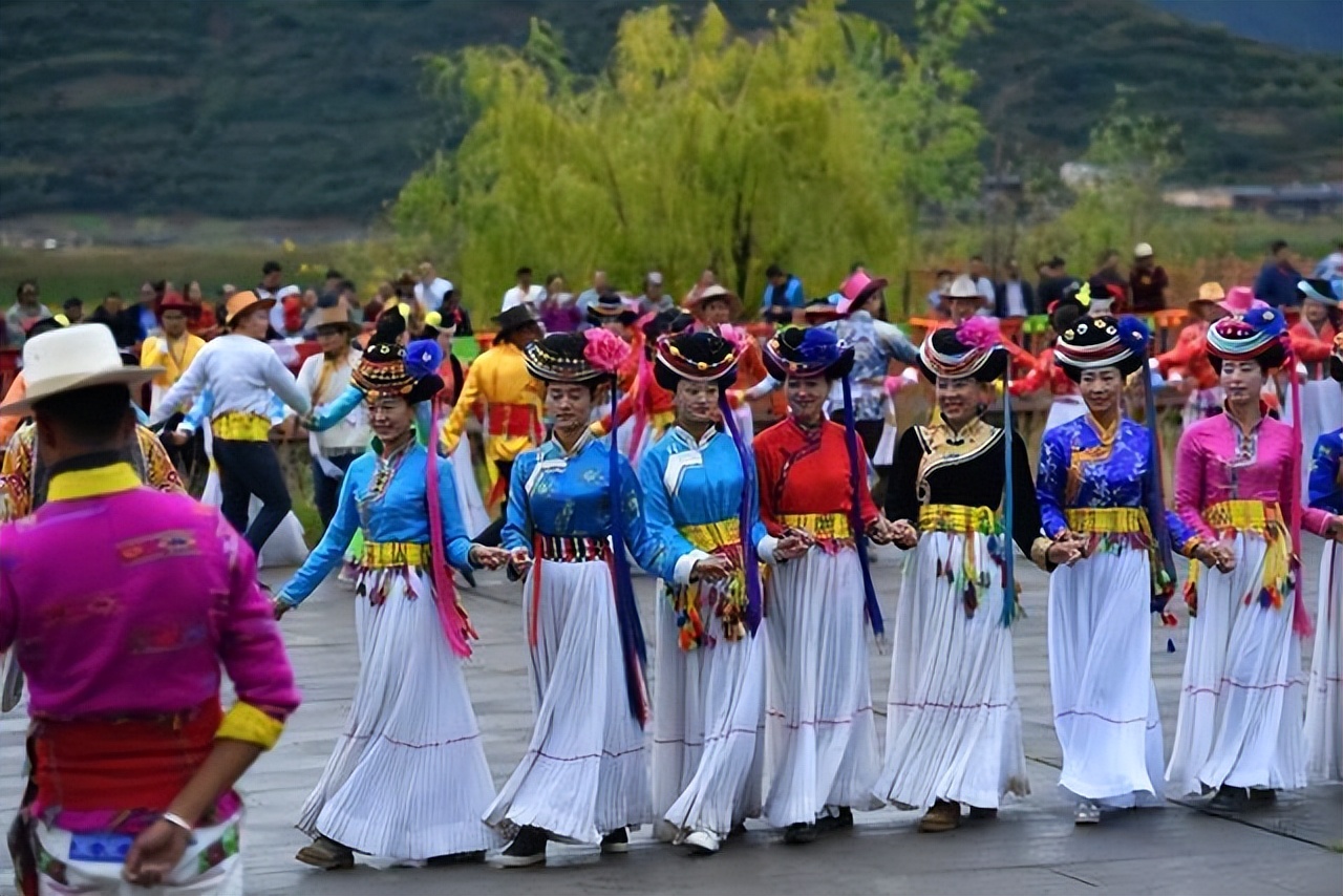 摩梭族最后一个母系社会,摩梭族为什么能保留母系氏族