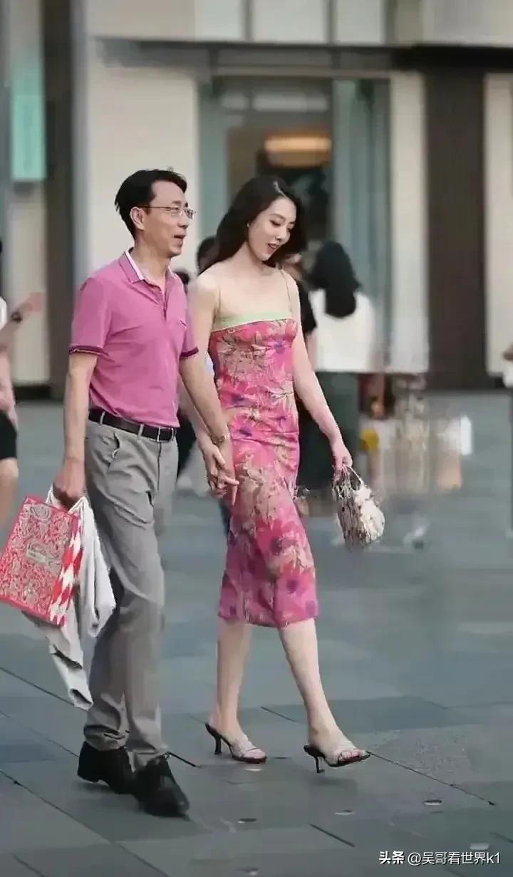 国企高管牵手美女小三，街头演绎现实版《成都》