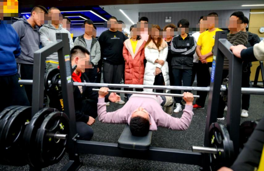 *拍偷**意淫女学员，教练为看*处私**剪开女学员裆部，健身乱象何时休？