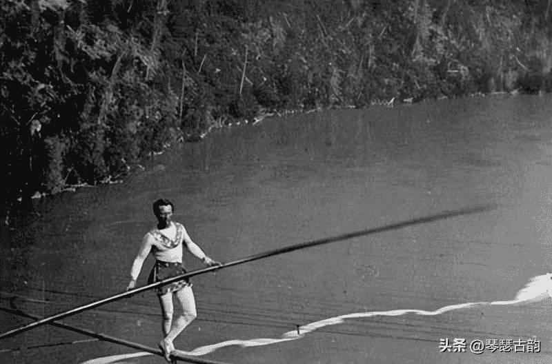 罕见照片，世界上胸最大的女人，女人舌头10.16厘米，你见过吗2