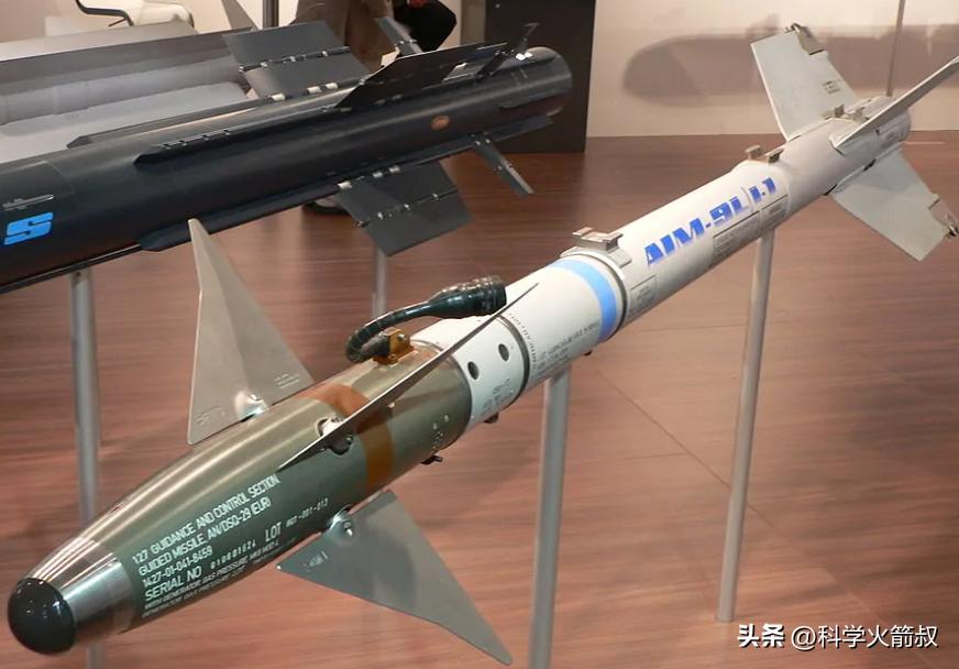 f14雄猫战斗机从头上飞过,f14雄猫战斗机干掉f22