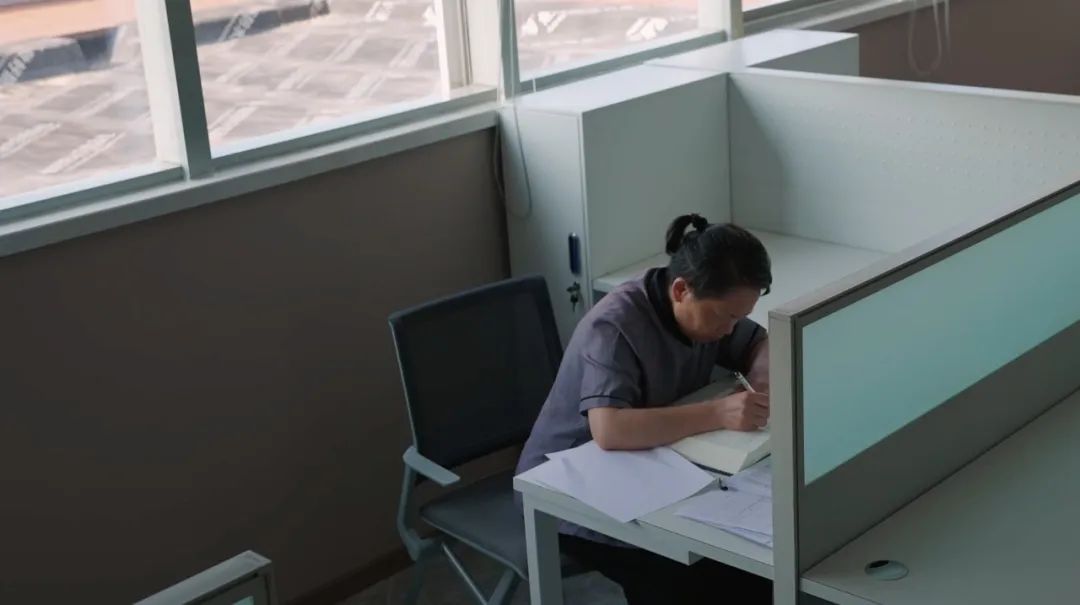 57岁北漂女工，在女厕3㎡管道间里画画：这里安放我的灵魂