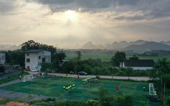 柳江这个小山村想建足球场，一起来做足球界的古天乐
