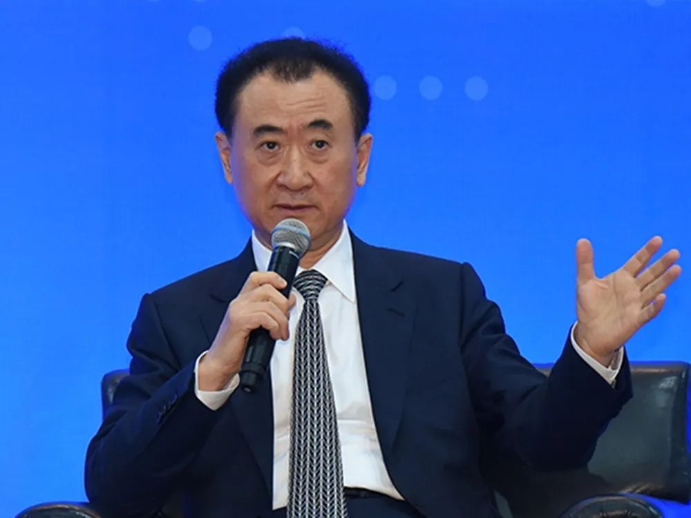 当街小便、踢路人、脚踩高铁桌子，这些明星的素质，一个比一个低