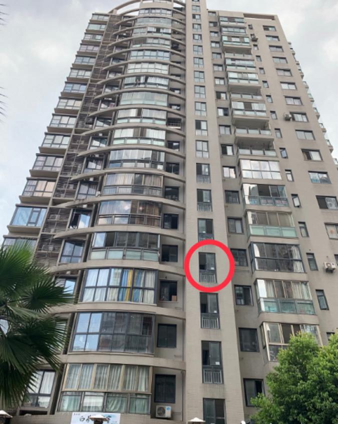 2岁女童被电梯100秒后摔下来,2岁女童从6楼摔下被90后接住