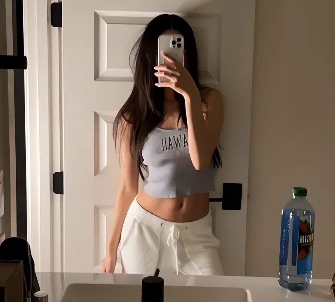 美国网红用AI分身，同时和1000个男友谈恋爱，将年入4亿？