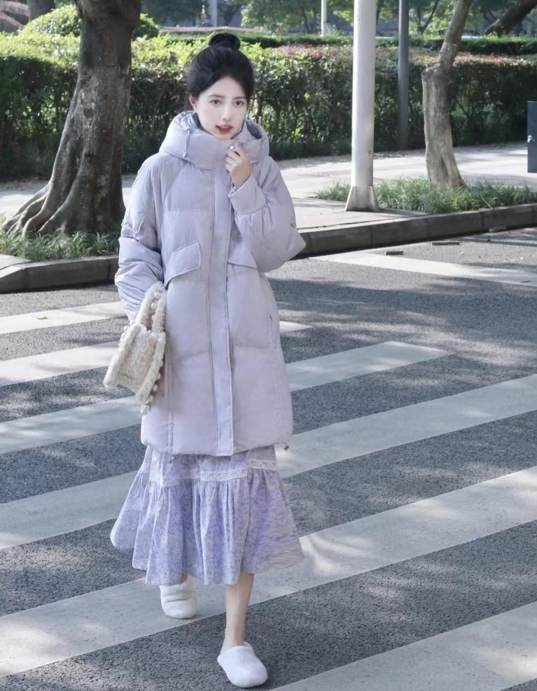 冬季穿什么颜色的羽绒服最百搭,流行的冬季羽绒服颜色搭配