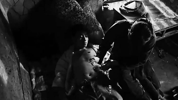 老汉偷酒被抓,老汉偷偷抽烟被警察抓