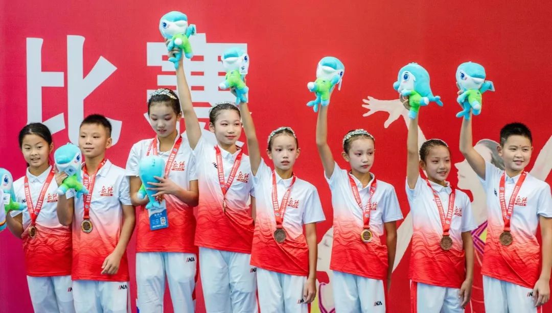 64岁“小白鞋”奶奶，11岁花游小将：省运会赛场上的她们，好飒