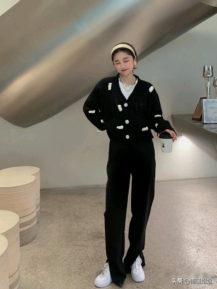 今年很流行长短搭配跟着穿很时髦,今年最不流行的穿搭