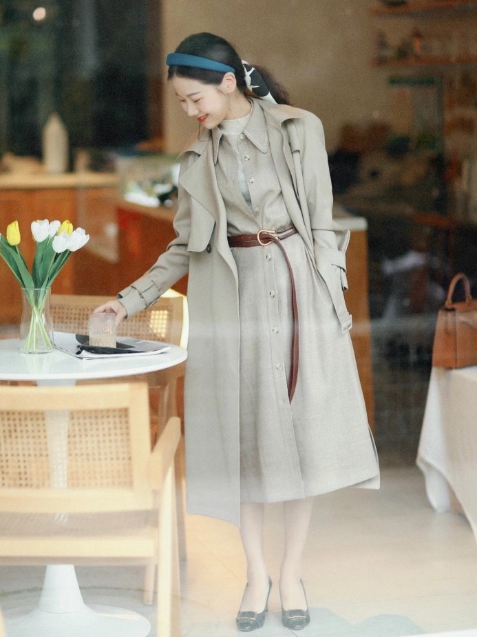 中款风衣怎么搭配鞋子和裤子好看,穿风衣搭配什么裤子什么鞋子