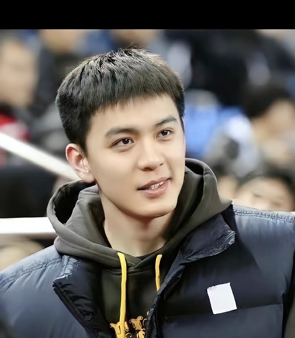 他是中国男篮最帅教练,曾被爆出感情丑闻,如今妻儿圆满生活幸福