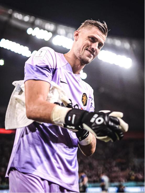 荷兰国门的励志人生：27岁才参加顶级联赛，2年前还是失业者