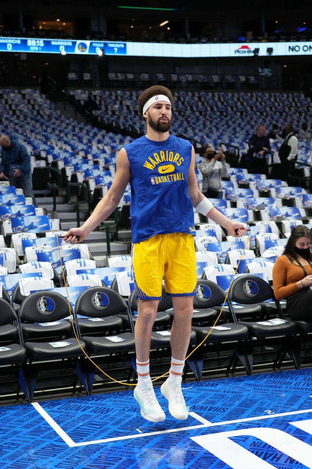 勇士队内气氛融洽,勇士更衣室庆祝克莱