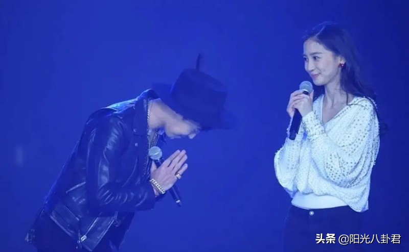 明星同框杨幂和肖战,众女星与谢霆锋合影