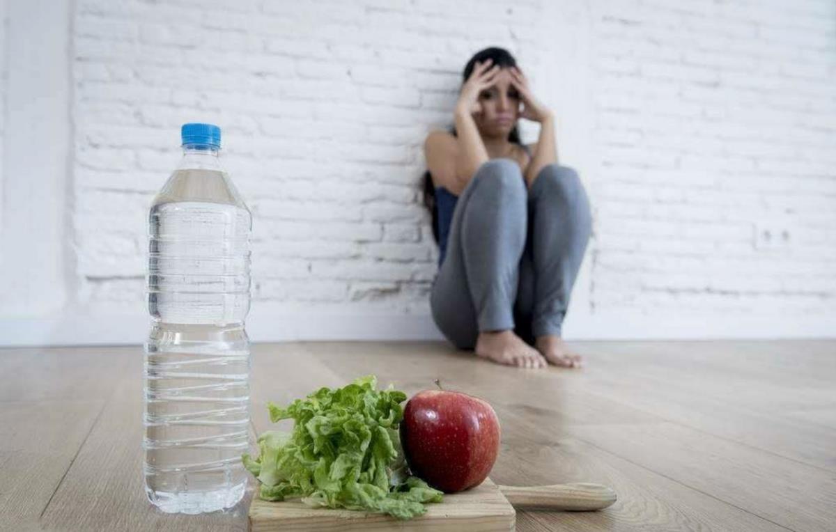 女大学生把30厘米“兔兔管”插入体内：上瘾*行为性**