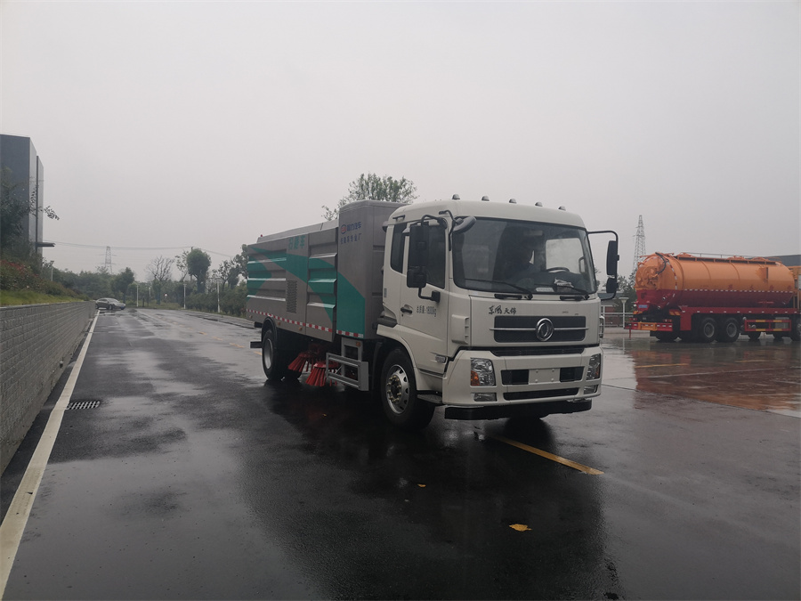 天锦干式扫路车规格齐全,东风天锦扫路车图片高清
