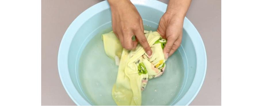 毛巾用久了有异味,可以放到浓盐水里浸泡搓洗