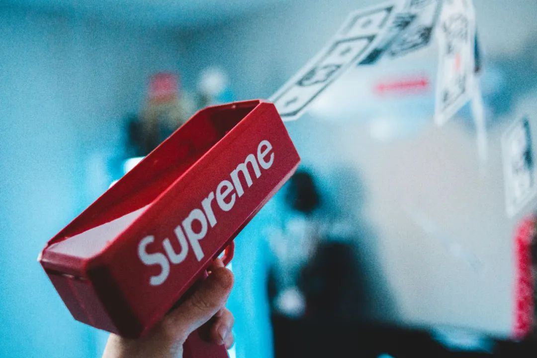 一件t恤supreme,一件衣服logo