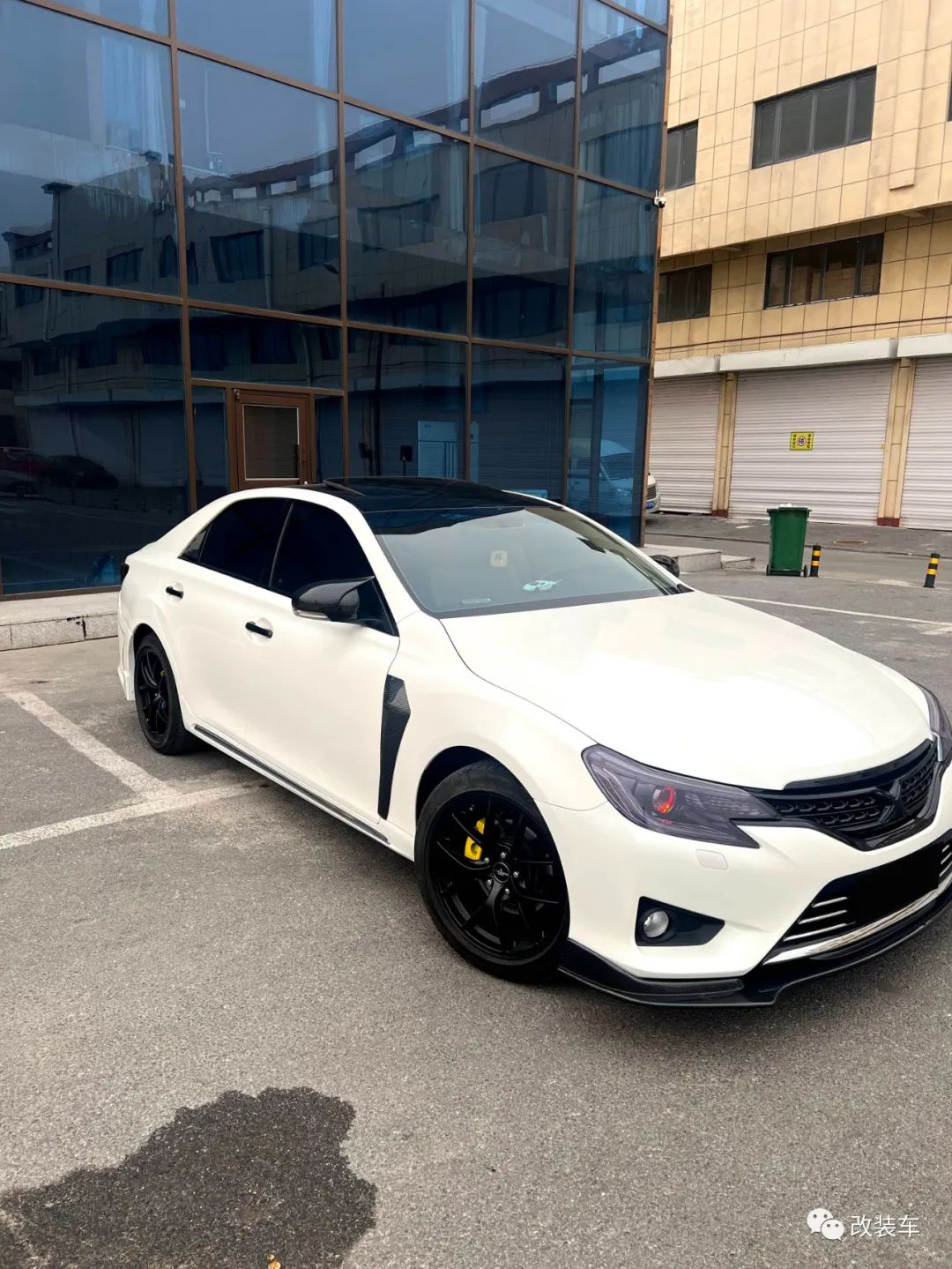 被打断腿的丰田锐志大后超，只要改得帅阿珍跑不掉