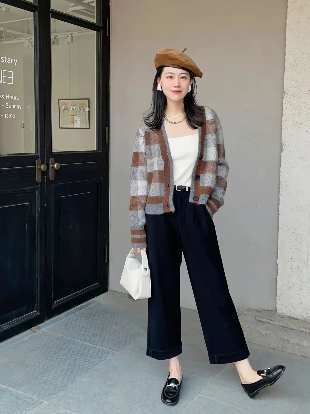 黑裤子极简穿搭高级又有范儿,黑裤子的搭配秋天