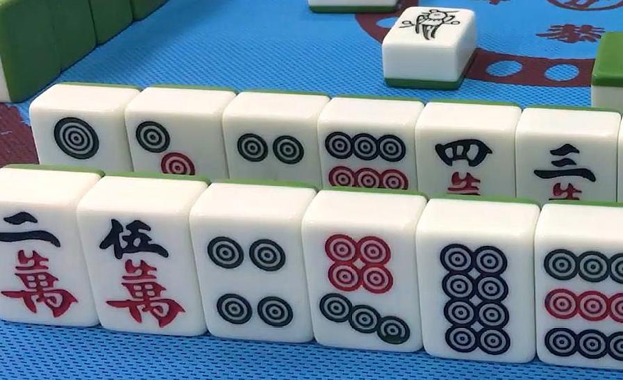 小伙经营麻将馆自己发明纸牌,小伙发明纸牌麻将