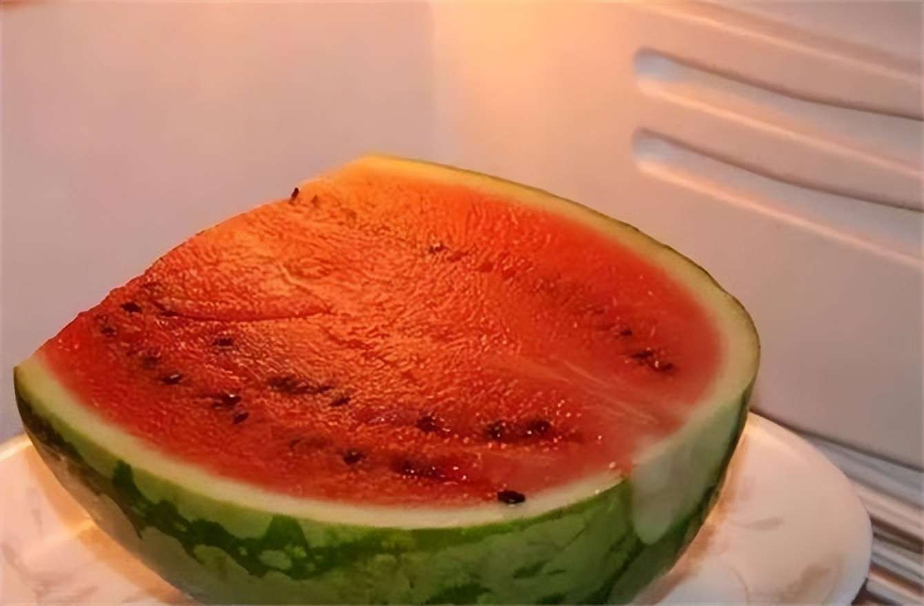 西瓜可以放冰箱里冷藏吗,西瓜可以放冷冻室里冻着吃吗